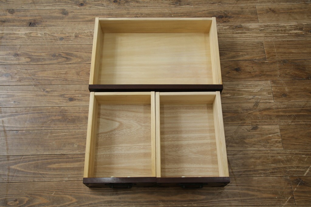 中古　美品　欅(ケヤキ)材　民芸　引手金具の細やかな意匠が目を引く文机　(R-084451)