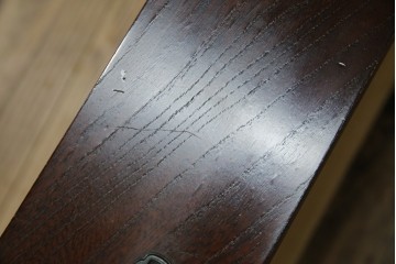 中古　美品　欅(ケヤキ)材　民芸　引手金具の細やかな意匠が目を引く文机　(R-084451)