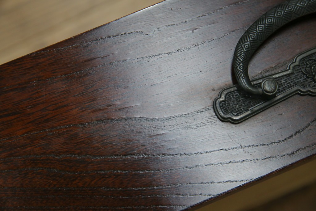 中古　美品　欅(ケヤキ)材　民芸　引手金具の細やかな意匠が目を引く文机　(R-084451)