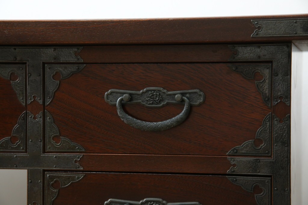 中古　美品　欅(ケヤキ)材　民芸　引手金具の細やかな意匠が目を引く文机　(R-084451)