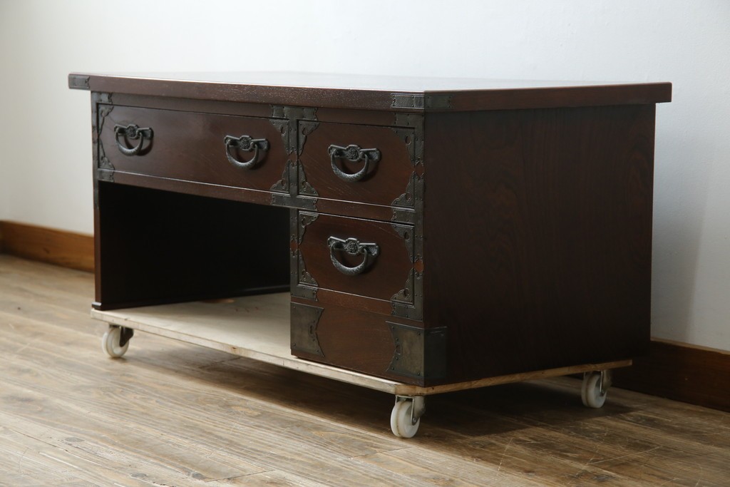 中古　美品　欅(ケヤキ)材　民芸　引手金具の細やかな意匠が目を引く文机　(R-084451)