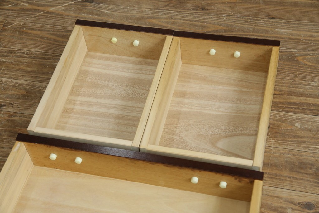 中古　美品　欅(ケヤキ)材　民芸　引手金具の細やかな意匠が目を引く文机　(R-084451)