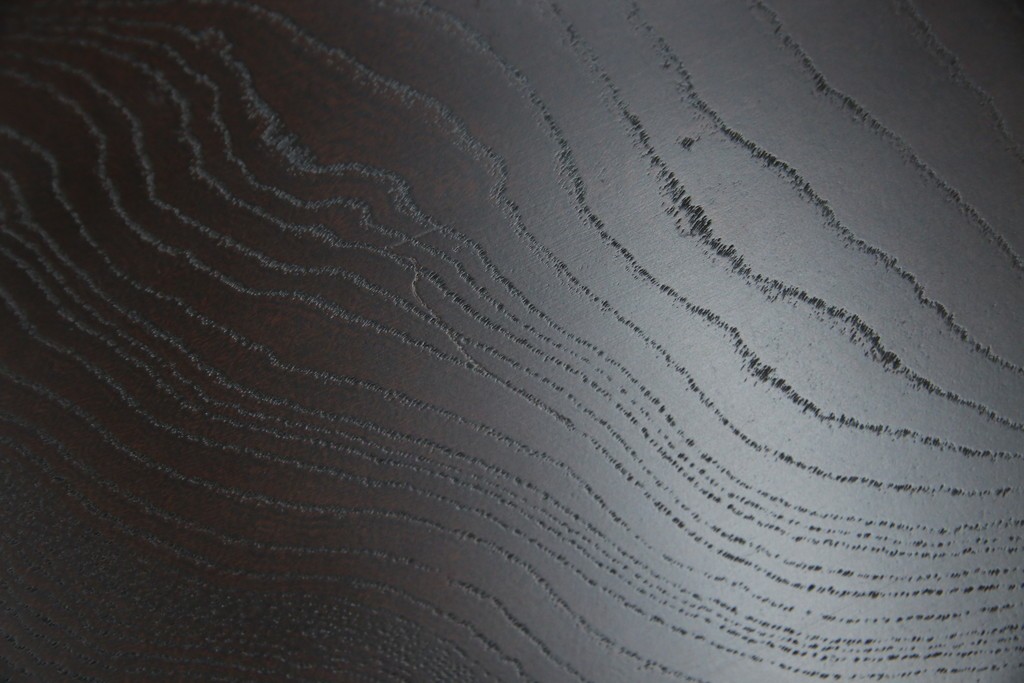 中古　美品　欅(ケヤキ)材　民芸　引手金具の細やかな意匠が目を引く文机　(R-084451)