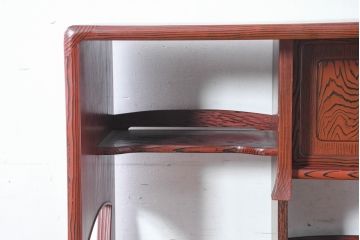 中古　高級品!!　高島屋デパート取り扱い　伝統技法　「杢目出し漆塗り」(根来漆塗り)　内部桐材　上品な色味と艶が目を惹く飾り棚(違い棚、収納棚、茶棚、戸棚)(R-084453)