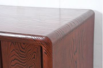 中古　高級品!!　高島屋デパート取り扱い　伝統技法　「杢目出し漆塗り」(根来漆塗り)　内部桐材　上品な色味と艶が目を惹く飾り棚(違い棚、収納棚、茶棚、戸棚)(R-084453)