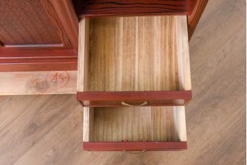 中古　高級品!!　高島屋デパート取り扱い　伝統技法　「杢目出し漆塗り」(根来漆塗り)　内部桐材　上品な色味と艶が目を惹く飾り棚(違い棚、収納棚、茶棚、戸棚)(R-084453)