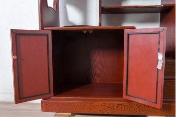 中古　高級品!!　高島屋デパート取り扱い　伝統技法　「杢目出し漆塗り」(根来漆塗り)　内部桐材　上品な色味と艶が目を惹く飾り棚(違い棚、収納棚、茶棚、戸棚)(R-084453)