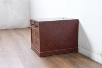 中古　美品　高級品!!　高島屋デパート取り扱い　伝統技法　「杢目出し漆塗り」(根来漆塗り)　内部桐材　細部まで職人のこだわりを感じる上ブタ付きの小引き出し(卓上収納、小物収納)(R-084454)