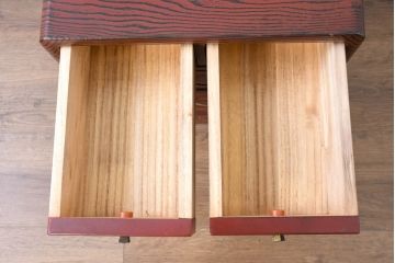 中古　美品　高級品!!　高島屋デパート取り扱い　伝統技法　「杢目出し漆塗り」(根来漆塗り)　内部桐材　細部まで職人のこだわりを感じる上ブタ付きの小引き出し(卓上収納、小物収納)(R-084454)