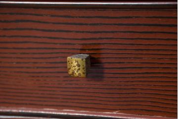 中古　美品　高級品!!　高島屋デパート取り扱い　伝統技法　「杢目出し漆塗り」(根来漆塗り)　内部桐材　細部まで職人のこだわりを感じる上ブタ付きの小引き出し(卓上収納、小物収納)(R-084454)