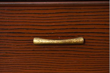 中古　美品　高級品!!　高島屋デパート取り扱い　伝統技法　「杢目出し漆塗り」(根来漆塗り)　内部桐材　細部まで職人のこだわりを感じる上ブタ付きの小引き出し(卓上収納、小物収納)(R-084454)