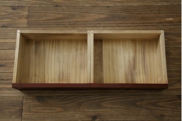 中古　美品　高級品!!　高島屋デパート取り扱い　伝統技法　「杢目出し漆塗り」(根来漆塗り)　内部桐材　細部まで職人のこだわりを感じる上ブタ付きの小引き出し(卓上収納、小物収納)(R-084454)