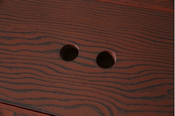 中古　美品　高級品!!　高島屋デパート取り扱い　伝統技法　「杢目出し漆塗り」(根来漆塗り)　内部桐材　細部まで職人のこだわりを感じる上ブタ付きの小引き出し(卓上収納、小物収納)(R-084454)