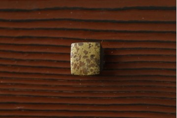 中古　美品　高級品!!　高島屋デパート取り扱い　伝統技法　「杢目出し漆塗り」(根来漆塗り)　内部桐材　細部まで職人のこだわりを感じる上ブタ付きの小引き出し(卓上収納、小物収納)(R-084454)