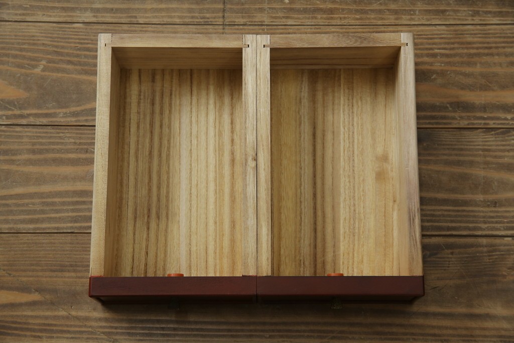 中古　美品　高級品!!　高島屋デパート取り扱い　伝統技法　「杢目出し漆塗り」(根来漆塗り)　内部桐材　細部まで職人のこだわりを感じる上ブタ付きの小引き出し(卓上収納、小物収納)(R-084454)