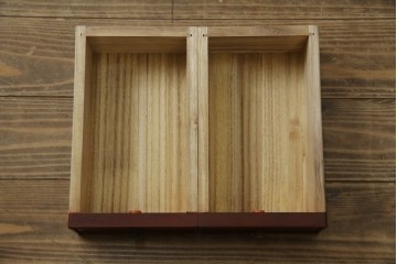 中古　美品　高級品!!　高島屋デパート取り扱い　伝統技法　「杢目出し漆塗り」(根来漆塗り)　内部桐材　細部まで職人のこだわりを感じる上ブタ付きの小引き出し(卓上収納、小物収納)(R-084454)