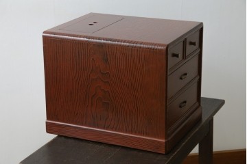 中古　美品　高級品!!　高島屋デパート取り扱い　伝統技法　「杢目出し漆塗り」(根来漆塗り)　内部桐材　細部まで職人のこだわりを感じる上ブタ付きの小引き出し(卓上収納、小物収納)(R-084454)