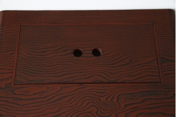 中古　美品　高級品!!　高島屋デパート取り扱い　伝統技法　「杢目出し漆塗り」(根来漆塗り)　内部桐材　細部まで職人のこだわりを感じる上ブタ付きの小引き出し(卓上収納、小物収納)(R-084454)