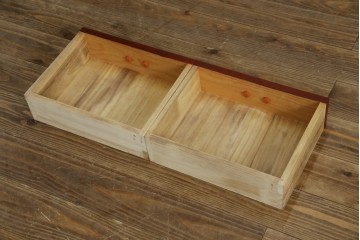 中古　美品　高級品!!　高島屋デパート取り扱い　伝統技法　「杢目出し漆塗り」(根来漆塗り)　内部桐材　細部まで職人のこだわりを感じる上ブタ付きの小引き出し(卓上収納、小物収納)(R-084454)