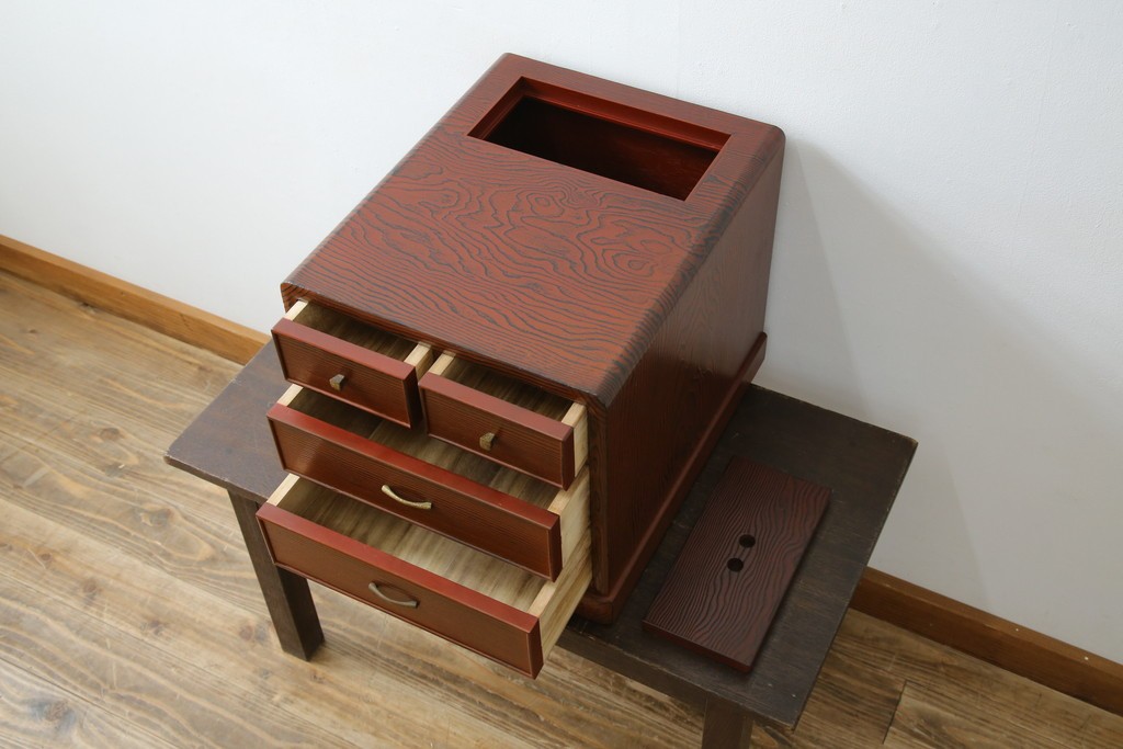 中古　美品　高級品!!　高島屋デパート取り扱い　伝統技法　「杢目出し漆塗り」(根来漆塗り)　内部桐材　細部まで職人のこだわりを感じる上ブタ付きの小引き出し(卓上収納、小物収納)(R-084454)