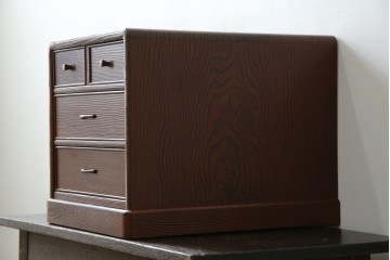 中古　美品　高級品!!　高島屋デパート取り扱い　伝統技法　「杢目出し漆塗り」(根来漆塗り)　内部桐材　細部まで職人のこだわりを感じる上ブタ付きの小引き出し(卓上収納、小物収納)(R-084454)