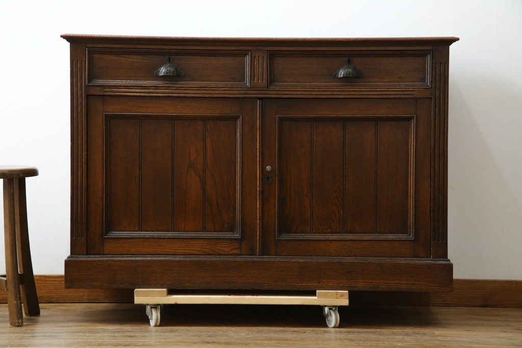 和製アンティーク　逸品!!　大正ロマン　タモ材　意匠を凝らしたデザインが魅力的な古い洋館のキャビネット　(R-084455)