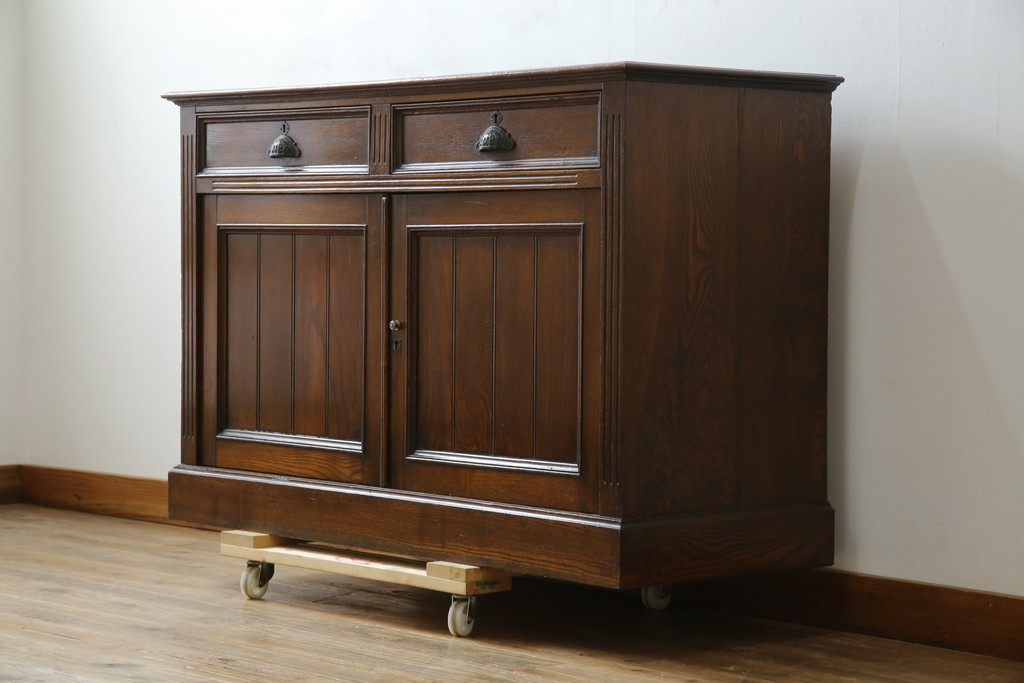 和製アンティーク　逸品!!　大正ロマン　タモ材　意匠を凝らしたデザインが魅力的な古い洋館のキャビネット　(R-084455)