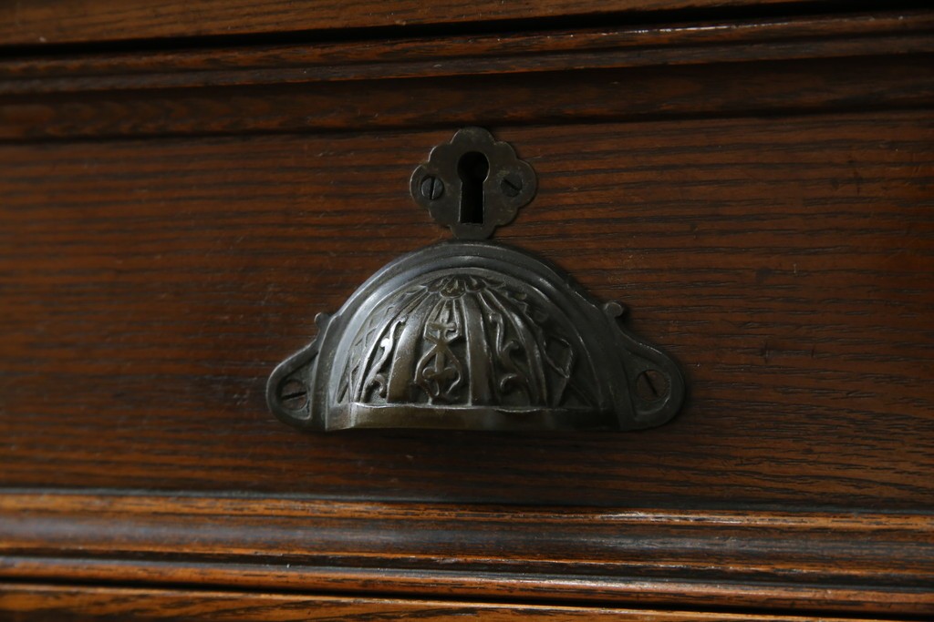 和製アンティーク　逸品!!　大正ロマン　タモ材　意匠を凝らしたデザインが魅力的な古い洋館のキャビネット　(R-084455)