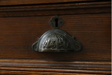 和製アンティーク　逸品!!　大正ロマン　タモ材　意匠を凝らしたデザインが魅力的な古い洋館のキャビネット　(R-084455)