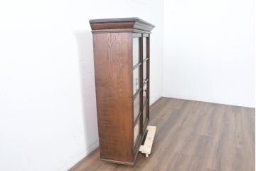 和製アンティーク　逸品!!　大正ロマン　タモ材　脚(台輪)付きリメイク　ガラスの取っ手がポイント!意匠を凝らしたデザインが魅力的な古い洋館のキャビネット(食器棚、カップボード、収納棚、戸棚、飾り棚)(R-084456)