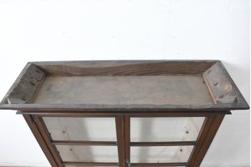 和製アンティーク　逸品!!　大正ロマン　タモ材　脚(台輪)付きリメイク　ガラスの取っ手がポイント!意匠を凝らしたデザインが魅力的な古い洋館のキャビネット(食器棚、カップボード、収納棚、戸棚、飾り棚)(R-084456)
