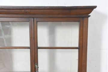 和製アンティーク　逸品!!　大正ロマン　タモ材　脚(台輪)付きリメイク　ガラスの取っ手がポイント!意匠を凝らしたデザインが魅力的な古い洋館のキャビネット(食器棚、カップボード、収納棚、戸棚、飾り棚)(R-084456)