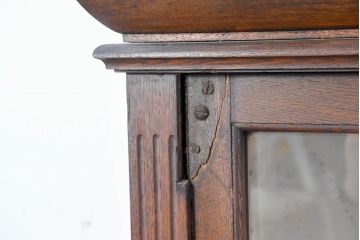 和製アンティーク　逸品!!　大正ロマン　タモ材　脚(台輪)付きリメイク　ガラスの取っ手がポイント!意匠を凝らしたデザインが魅力的な古い洋館のキャビネット(食器棚、カップボード、収納棚、戸棚、飾り棚)(R-084456)