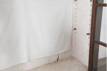 和製アンティーク　逸品!!　大正ロマン　タモ材　脚(台輪)付きリメイク　ガラスの取っ手がポイント!意匠を凝らしたデザインが魅力的な古い洋館のキャビネット(食器棚、カップボード、収納棚、戸棚、飾り棚)(R-084456)