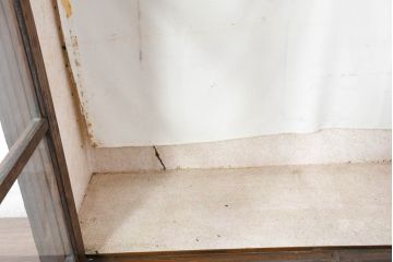 和製アンティーク　逸品!!　大正ロマン　タモ材　脚(台輪)付きリメイク　ガラスの取っ手がポイント!意匠を凝らしたデザインが魅力的な古い洋館のキャビネット(食器棚、カップボード、収納棚、戸棚、飾り棚)(R-084456)