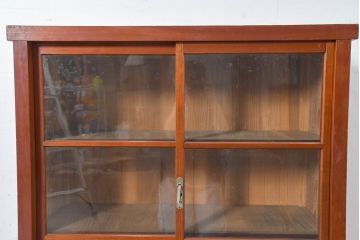 和製アンティーク　暮らしに溶け込む昭和レトロな温もりあふれるガラス戸棚(食器棚、収納棚、キャビネット、本箱、書棚、陳列棚、飾り棚、ディスプレイ棚、店舗什器)(R-084459)