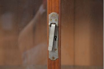 和製アンティーク　暮らしに溶け込む昭和レトロな温もりあふれるガラス戸棚(食器棚、収納棚、キャビネット、本箱、書棚、陳列棚、飾り棚、ディスプレイ棚、店舗什器)(R-084459)