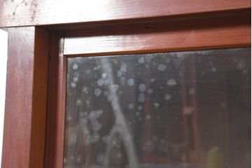 和製アンティーク　暮らしに溶け込む昭和レトロな温もりあふれるガラス戸棚(食器棚、収納棚、キャビネット、本箱、書棚、陳列棚、飾り棚、ディスプレイ棚、店舗什器)(R-084459)