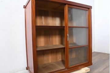 和製アンティーク　暮らしに溶け込む昭和レトロな温もりあふれるガラス戸棚(食器棚、収納棚、キャビネット、本箱、書棚、陳列棚、飾り棚、ディスプレイ棚、店舗什器)(R-084459)
