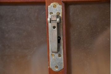 和製アンティーク　暮らしに溶け込む昭和レトロな温もりあふれるガラス戸棚(食器棚、収納棚、キャビネット、本箱、書棚、陳列棚、飾り棚、ディスプレイ棚、店舗什器)(R-084460)