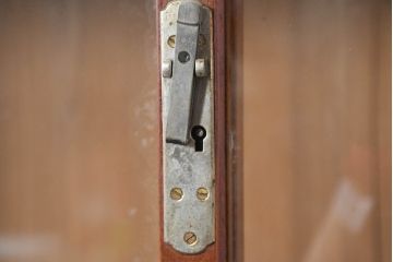 和製アンティーク　暮らしに溶け込む昭和レトロな温もりあふれる重ねガラス戸棚(食器棚、収納棚、キャビネット、本箱、書棚、陳列棚、飾り棚、ディスプレイ棚、店舗什器、バラ売り可能)(R-084461)