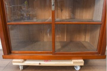 和製アンティーク　暮らしに溶け込む昭和レトロな温もりあふれるガラス戸棚(食器棚、収納棚、キャビネット、本箱、書棚、陳列棚、飾り棚、ディスプレイ棚、店舗什器)(R-084462)