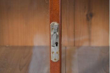 和製アンティーク　暮らしに溶け込む昭和レトロな温もりあふれるガラス戸棚(食器棚、収納棚、キャビネット、本箱、書棚、陳列棚、飾り棚、ディスプレイ棚、店舗什器)(R-084462)