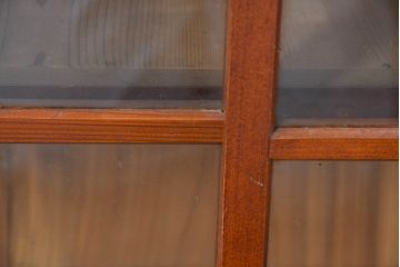 和製アンティーク　暮らしに溶け込む昭和レトロな温もりあふれるガラス戸棚(食器棚、収納棚、キャビネット、本箱、書棚、陳列棚、飾り棚、ディスプレイ棚、店舗什器)(R-084462)