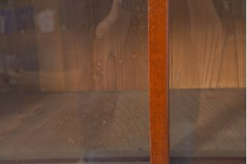 和製アンティーク　暮らしに溶け込む昭和レトロな温もりあふれるガラス戸棚(食器棚、収納棚、キャビネット、本箱、書棚、陳列棚、飾り棚、ディスプレイ棚、店舗什器)(R-084462)