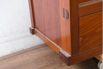 和製アンティーク　暮らしに溶け込む昭和レトロな温もりあふれるガラス戸棚(食器棚、収納棚、キャビネット、本箱、書棚、陳列棚、飾り棚、ディスプレイ棚、店舗什器)(R-084463)