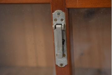 和製アンティーク　暮らしに溶け込む昭和レトロな温もりあふれるガラス戸棚(食器棚、収納棚、キャビネット、本箱、書棚、陳列棚、飾り棚、ディスプレイ棚、店舗什器)(R-084463)