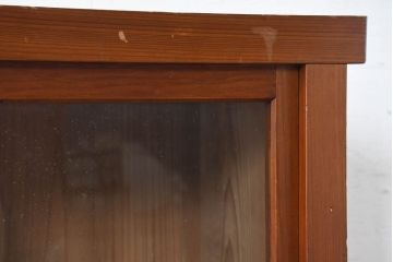 和製アンティーク　暮らしに溶け込む昭和レトロな温もりあふれるガラス戸棚(食器棚、収納棚、キャビネット、本箱、書棚、陳列棚、飾り棚、ディスプレイ棚、店舗什器)(R-084463)