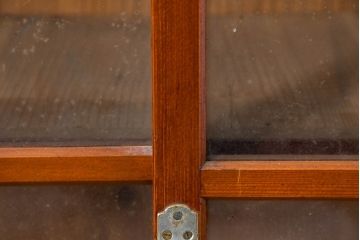 和製アンティーク　暮らしに溶け込む昭和レトロな温もりあふれるガラス戸棚(食器棚、収納棚、キャビネット、本箱、書棚、陳列棚、飾り棚、ディスプレイ棚、店舗什器)(R-084463)
