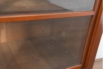 和製アンティーク　暮らしに溶け込む昭和レトロな温もりあふれるガラス戸棚(食器棚、収納棚、キャビネット、本箱、書棚、陳列棚、飾り棚、ディスプレイ棚、店舗什器)(R-084463)